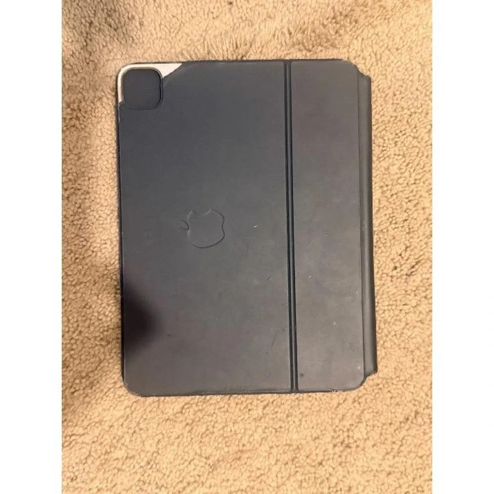 Used Black iPAD MAGIC KEYBOARD